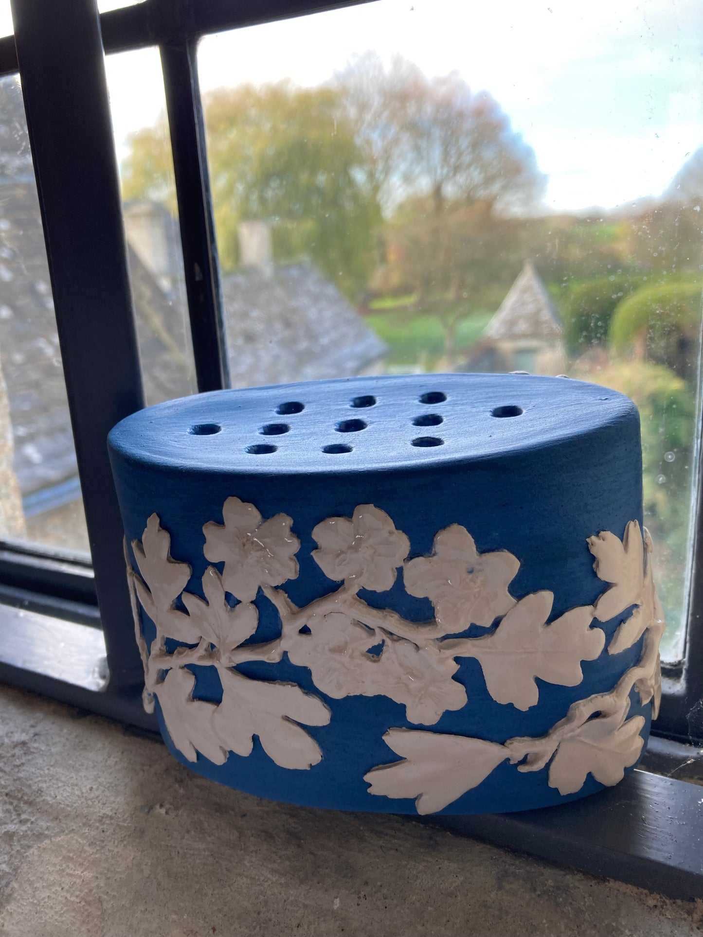 Kelmscott Leaves - AP62 Hawthorn flower vase