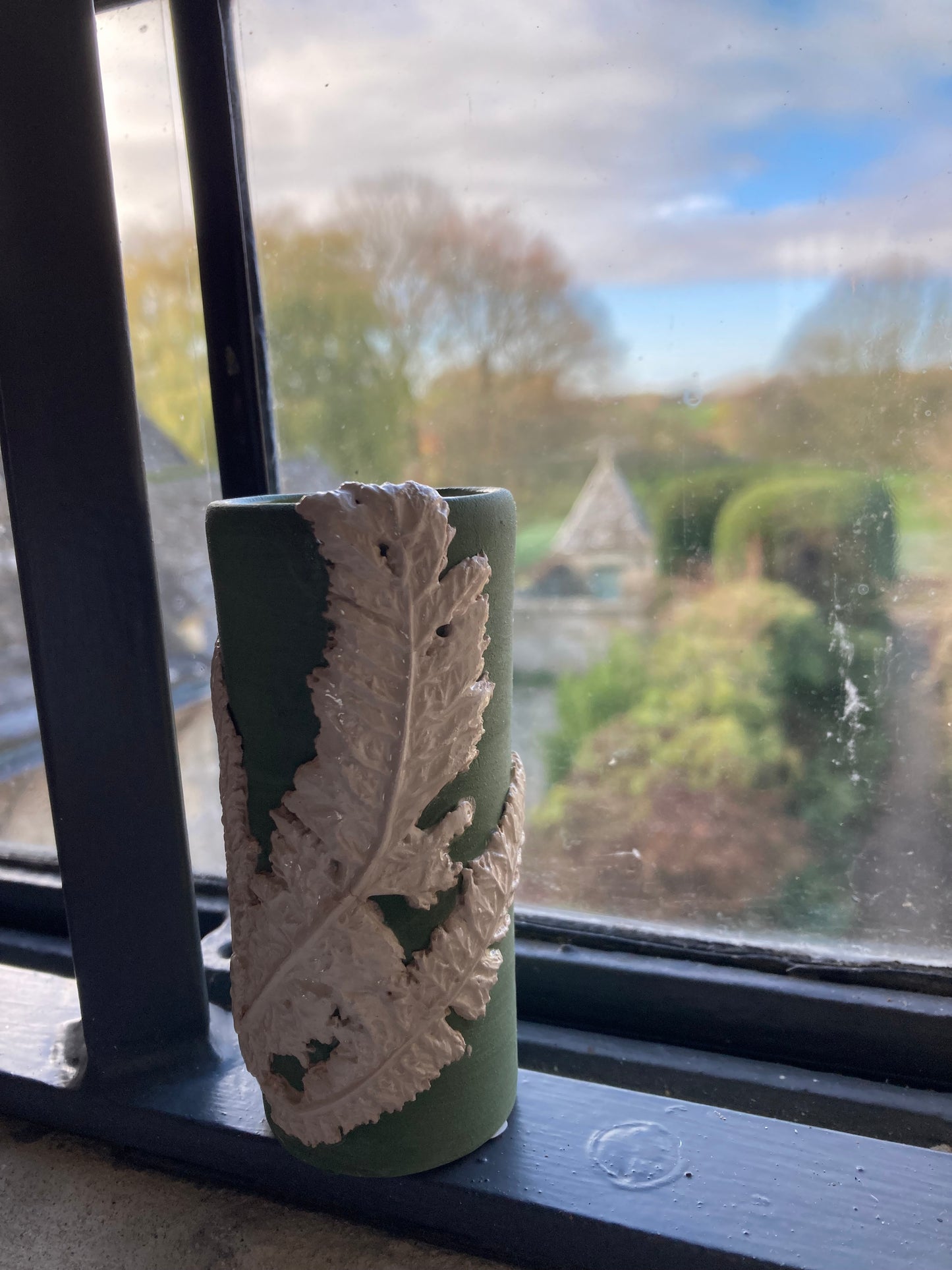 Kelmscott Leaves - AP73 Yarrow bud vase