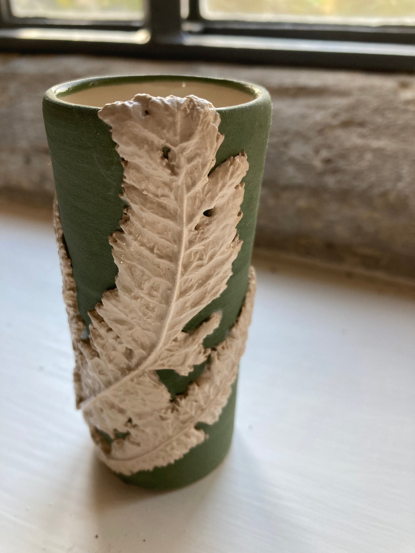 Kelmscott Leaves - AP73 Yarrow bud vase