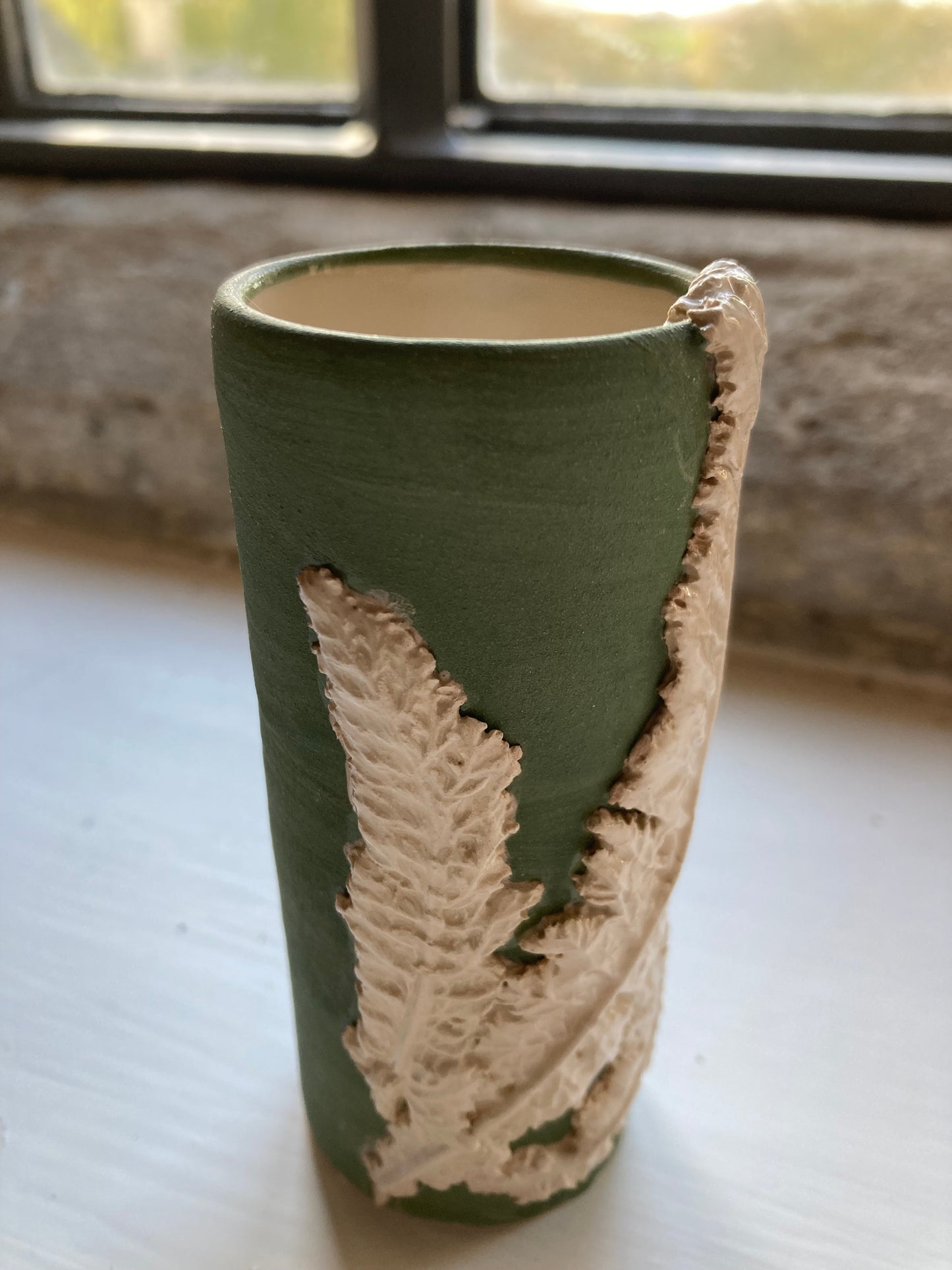 Kelmscott Leaves - AP73 Yarrow bud vase