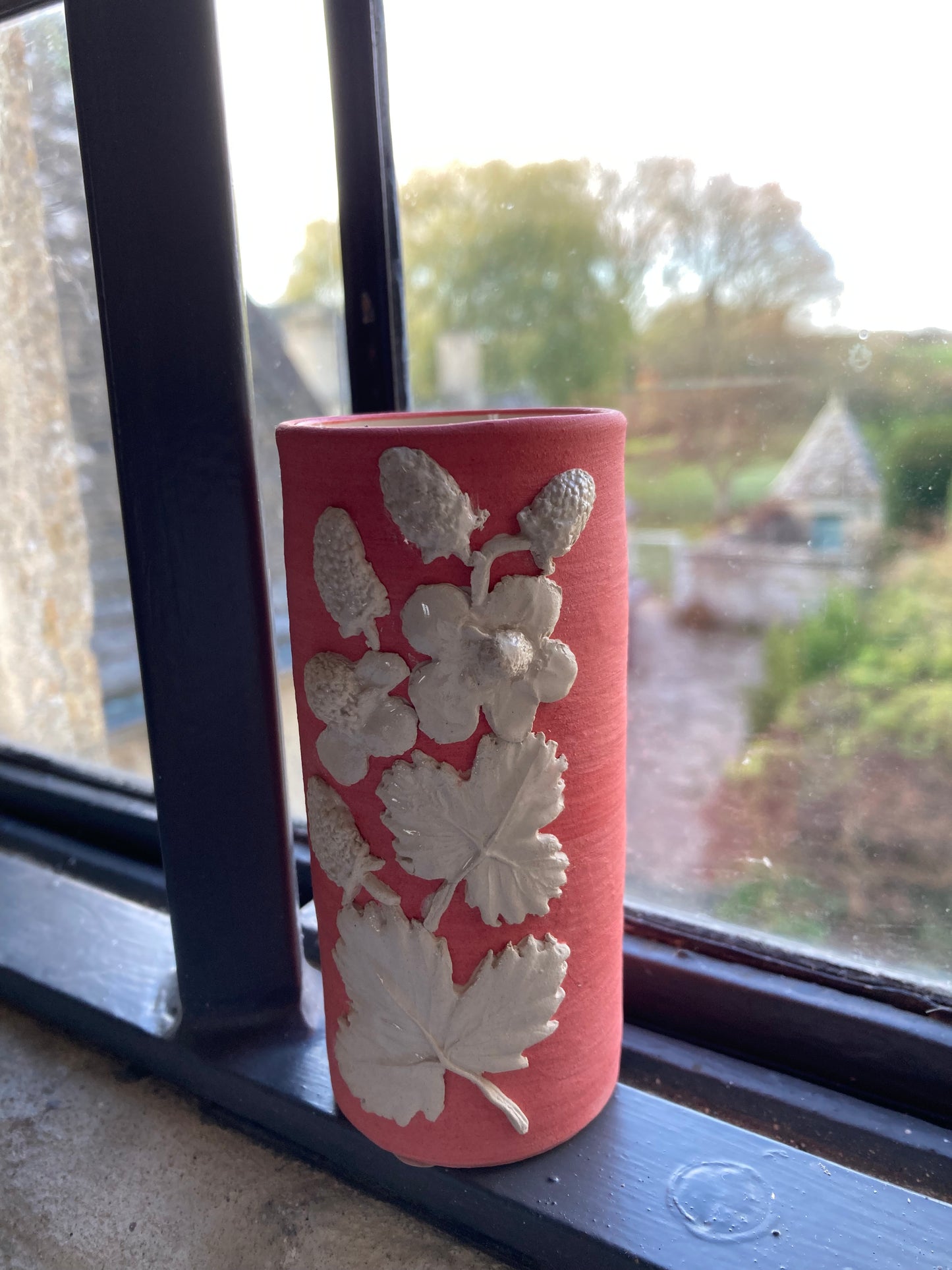 Kelmscott Leaves - AP44 Wild Strawberry bud vase