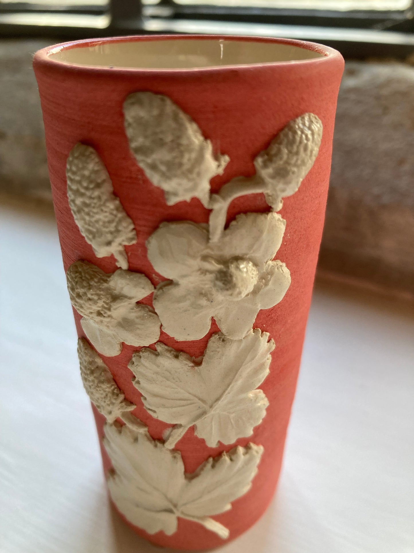 Kelmscott Leaves - AP44 Wild Strawberry bud vase