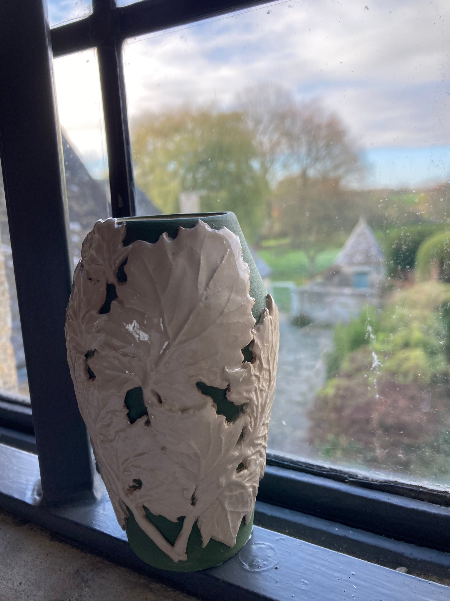 Kelmscott Leaves - AP69 Acanthus vase