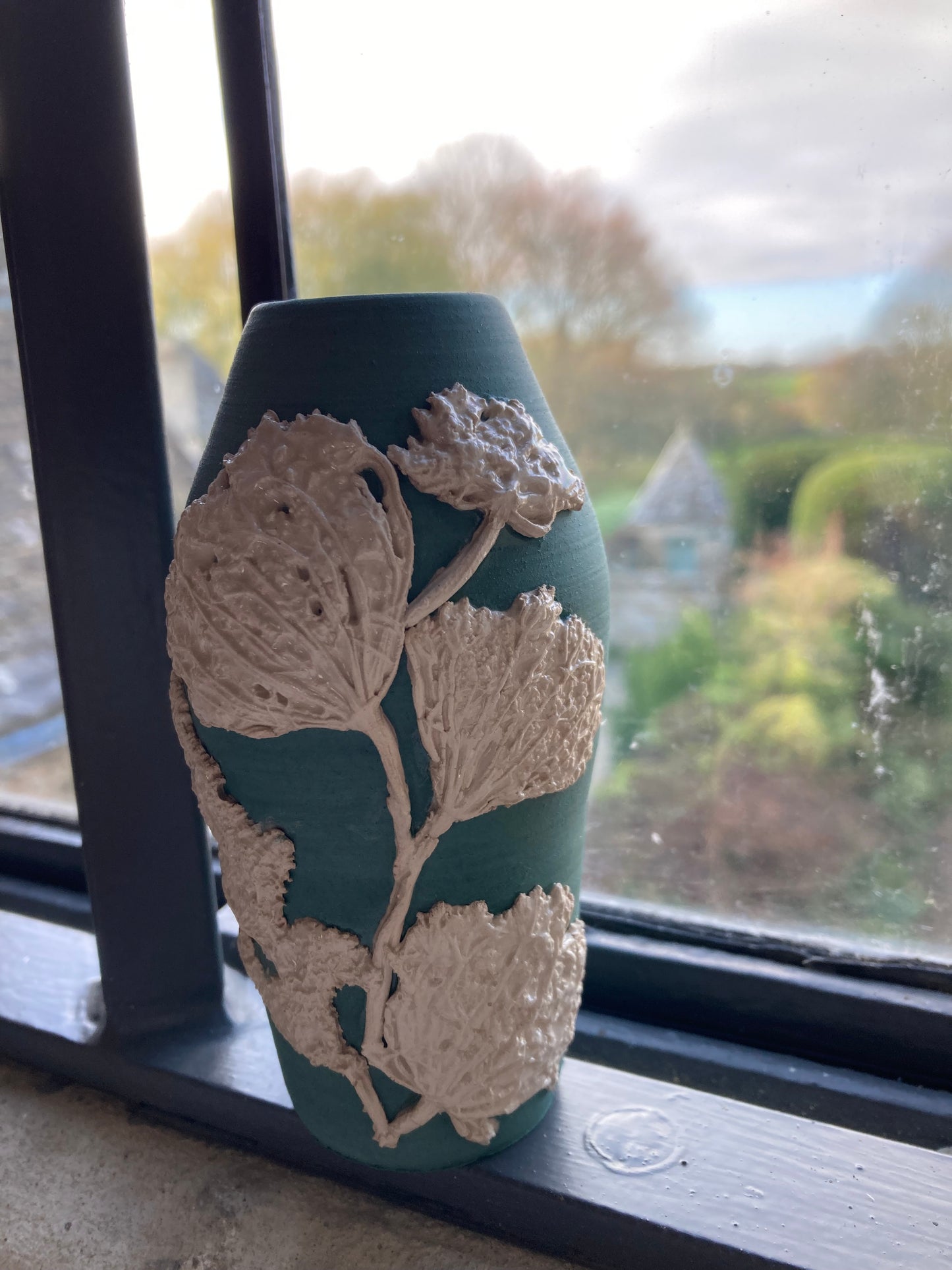 Kelmscott Leaves - AP53 Wild Carrot vase