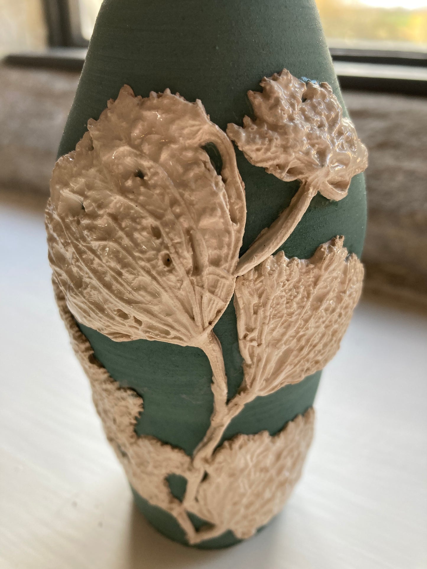Kelmscott Leaves - AP53 Wild Carrot vase