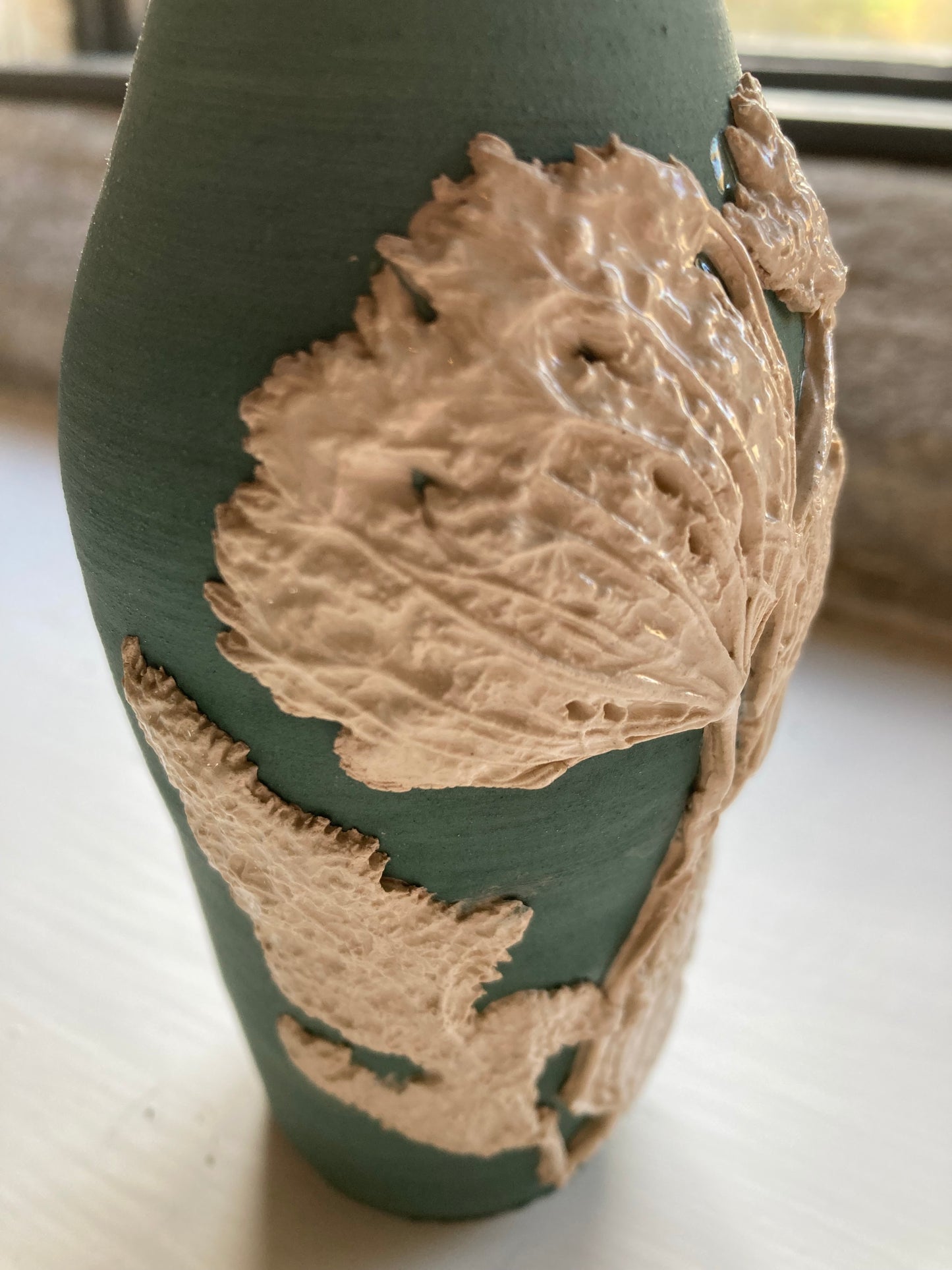 Kelmscott Leaves - AP53 Wild Carrot vase