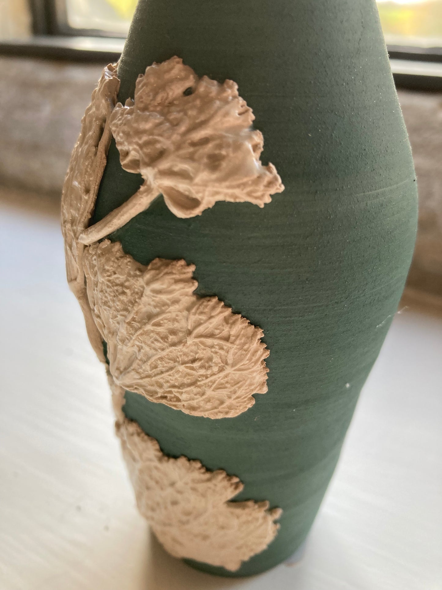 Kelmscott Leaves - AP53 Wild Carrot vase